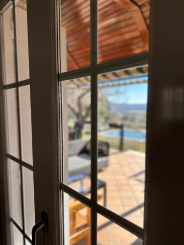 Una casita en el campo dentro de la ciudad