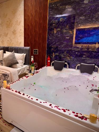 Jacuzzi & Big Screen By Buddies Home, Greater Noida (photo 6)