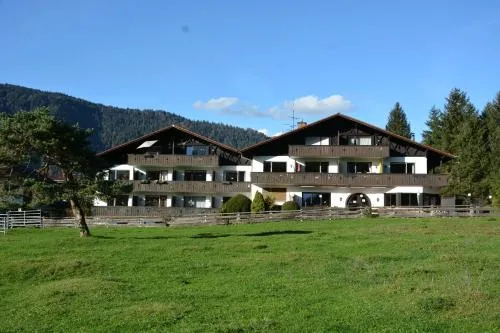 Ferienwohnung Farchanter Alm mit Schlafzimmer, Wohnzimmer und Schlafnische in Farchant, Deutschland