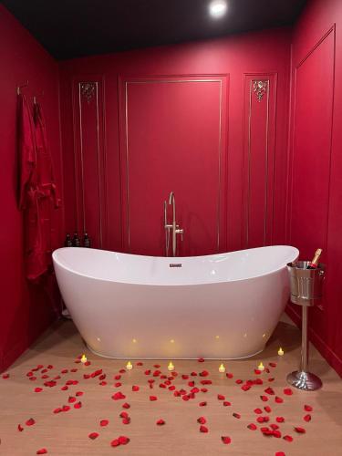 Le boudoir rouge - Loveroom luxueuse pour couples gîte à louer Cerneux