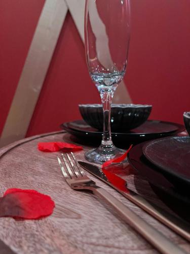 Le boudoir rouge - Loveroom luxueuse pour couples in La Ferté-Gaucher