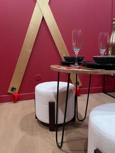 Le boudoir rouge - Loveroom luxueuse pour couples in La Ferté-Gaucher