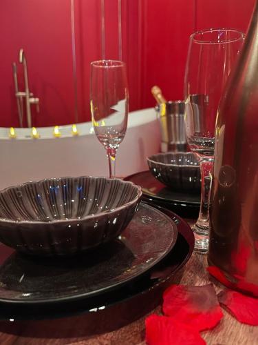 Le boudoir rouge - Loveroom luxueuse pour couples in La Ferté-Gaucher
