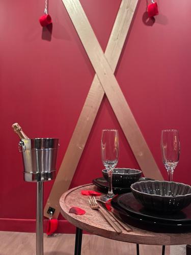 Le boudoir rouge - Loveroom luxueuse pour couples in La Ferté-Gaucher