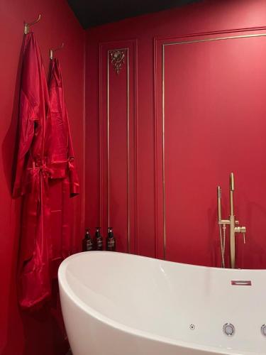 Le boudoir rouge - Loveroom luxueuse pour couples in La Ferté-Gaucher