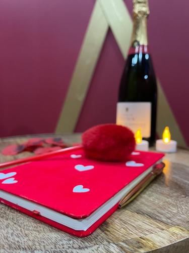 Le boudoir rouge - Loveroom luxueuse pour couples in La Ferté-Gaucher