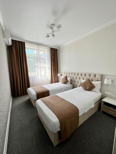 1 queen bed, 2 twin beds