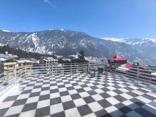 Valley Of Sublime!!! NIRVANA HILLS!!! A family Hotel with Roof Top Lounge and Restaurants