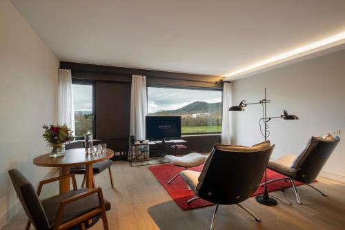 room detail thumbnail 2