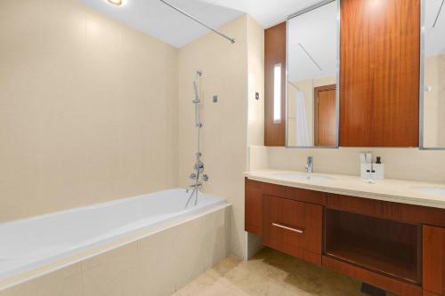 FIRST CLASS 2BR Spectacular Fountain Views, Dubaj (zdjęcie 9)