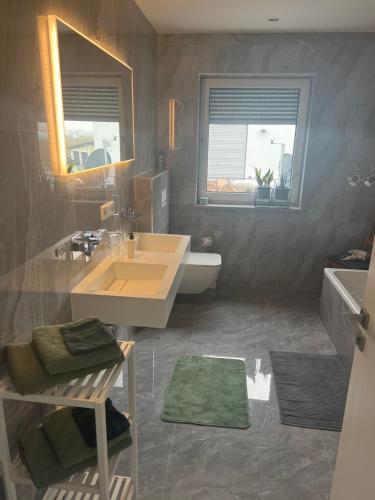 Zuhanyzó, Haus Villa-Moderne 3-Zimmer Ferienwohnung in Wallersdorf-Haidlfing in Wallersdorf (Bajorország)