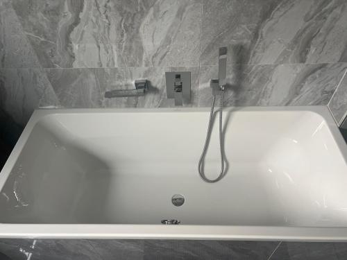 Fürdőszoba, Haus Villa-Moderne 3-Zimmer Ferienwohnung in Wallersdorf-Haidlfing in Wallersdorf (Bajorország)