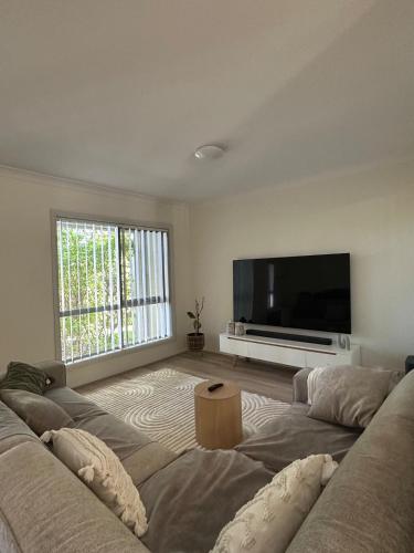 3BR family home, townhouse with free community pool and tennis court access
