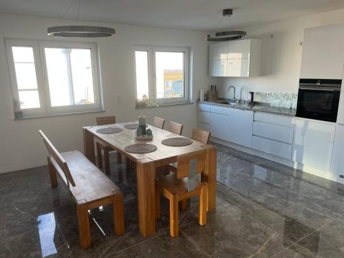 Konyha, Haus Villa-Moderne 3-Zimmer Ferienwohnung in Wallersdorf-Haidlfing in Wallersdorf (Bajorország)