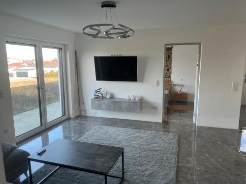 Közös társalgó / TV, Haus Villa-Moderne 3-Zimmer Ferienwohnung in Wallersdorf-Haidlfing in Wallersdorf (Bajorország)