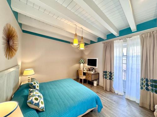Superior Double Room with Balcony image 10