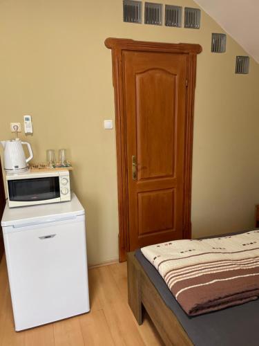 Queen Room with Balcony image 3