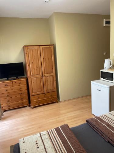 Queen Room with Balcony image 2