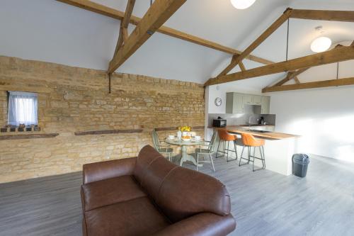 Pub/Lounge, Hedgehogs Home at Tove Valley Cottages in Heathencote