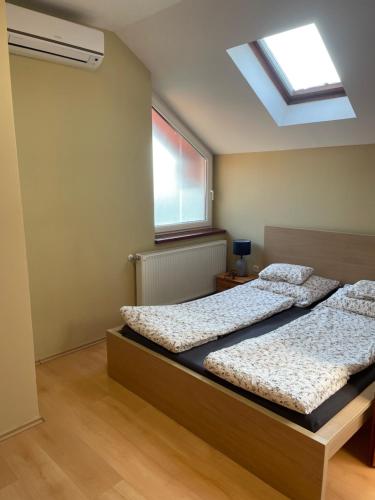 Standard Queen Room image 7