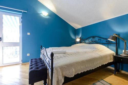 Family Four Bedroom Holiday Home with Pool - image 2
