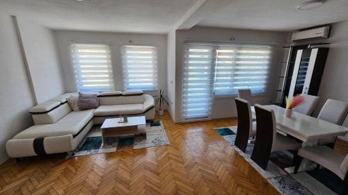 Charming 2 Bedroom Apartment in Heart of Skopje, Skopje