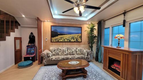 room detail thumbnail 2