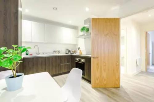 2 Bed Apartment Northern Quarter, Manchester (photo 5)