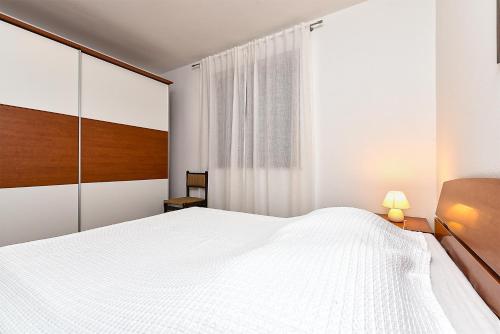 One-Bedroom Apartment image 10