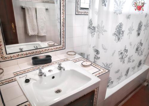 Villa with 3 bedrooms in Lamego with wonderful mountain view private pool enclosed garden 3 km from the beach - image 9