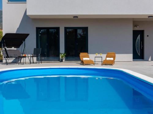 Elegant Oasis Villa with Pool,Jacuzzi and Relaxing Area – khách sạn tại Rudine
