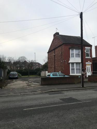 Contractor House with parking in Worksop