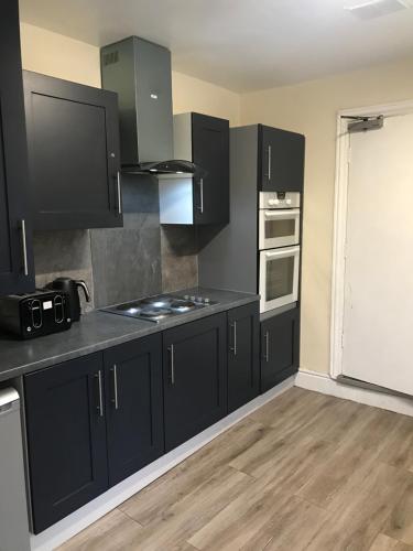 Contractor House with parking in Worksop