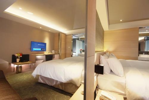 1 queen bed, 2 twin beds