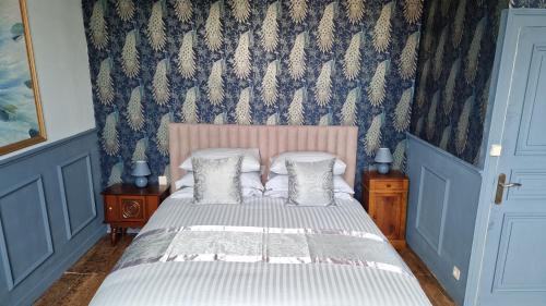 House - Sleeps 10 - Garden - Pets Ok - Games Room in Lescouet-Gouarec