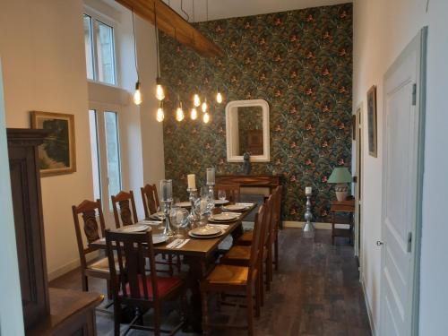 House - Sleeps 10 - Garden - Pets Ok - Games Room in Lescouet-Gouarec