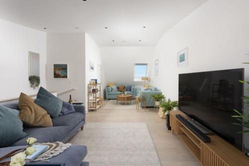 Solstice Beach House - Close to the Beach, Wi-Fi, Parking – khách sạn tại Newquay Tretherras