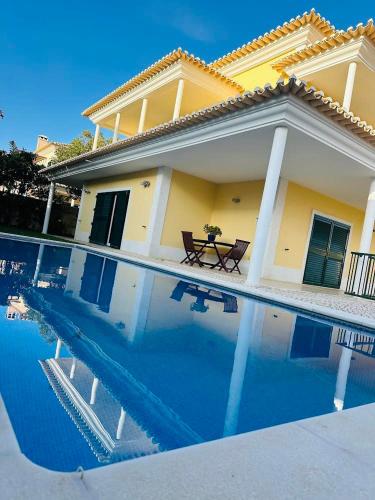 Colorful holiday-a house with swimming pool gîte à louer Murches