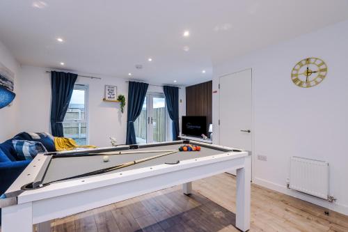 Stunning 3 Story Home, 3 x King Size Beds, Pool Table, Free Parking x2, Ping Pong, Manchester