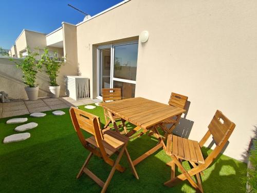 Balcony/terrace, La Parenthese Zen - Grande terrasse avec vue in Croix-Daurade