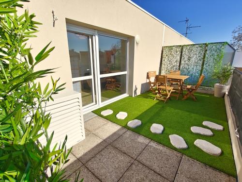 Balcony/terrace, La Parenthese Zen - Grande terrasse avec vue in Croix-Daurade