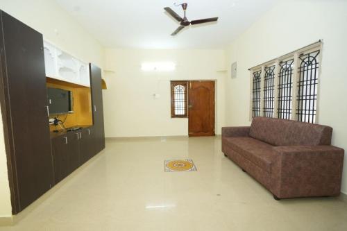 2 bedrooms, 11 beds