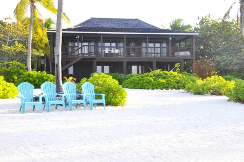 Hotelli välisilme, Featherstone Downstairs Apartment, Cayman Brac in The Moorings