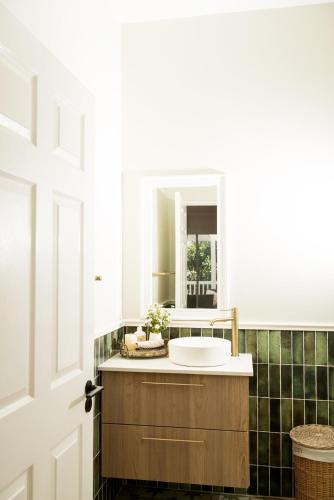 Seal Point, spacious beach villa on the beach