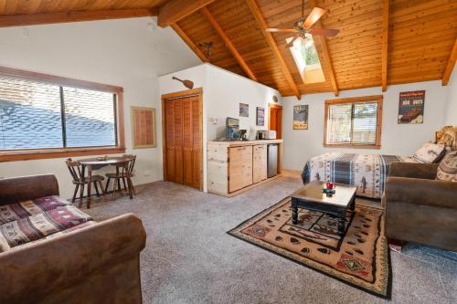 LAKEFRONT RACCOONS LOFT - On the Lake in Big Bear Lake, USA