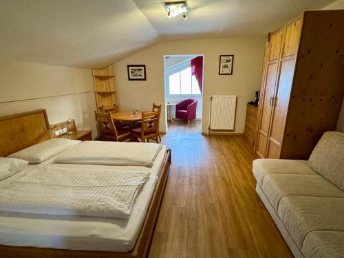 1 queen bed, 1 sofa bed