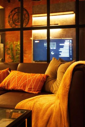The Brick and Wood Suite Industrial Haven in Makati, Manille