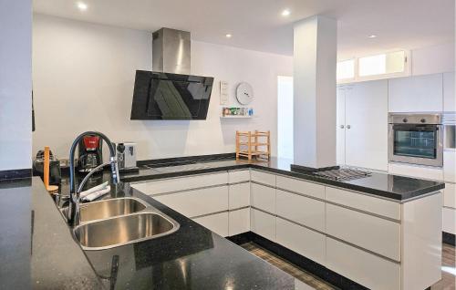 Awesome apartment in Calahonda w/ Outdoor swimming pool Outdoor swimming pool and 3 Bedrooms - image 5