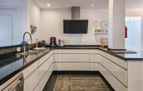 Awesome apartment in Calahonda w/ Outdoor swimming pool Outdoor swimming pool and 3 Bedrooms - image 3