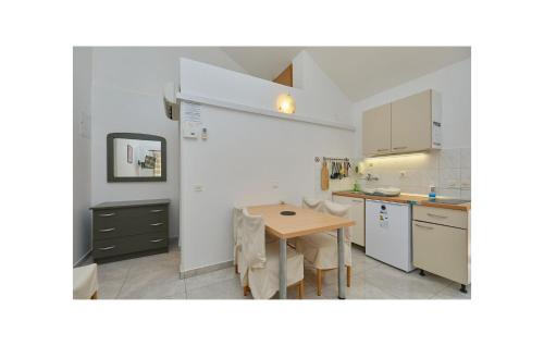 virtuve, 1 Bedroom Beach Front Apartment In Saplunara in Saplunara